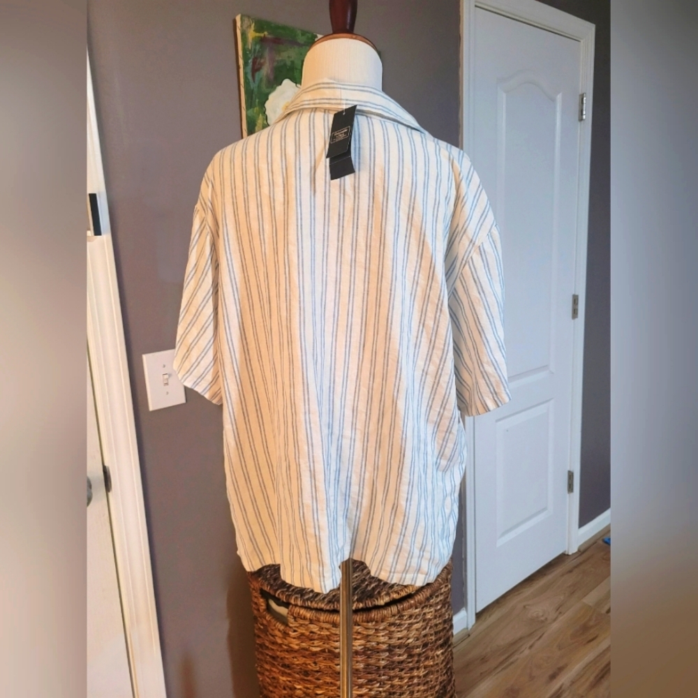 Abercrombie & Fitch Blue and White Striped Button Down Shirt - Picture 3 of 6